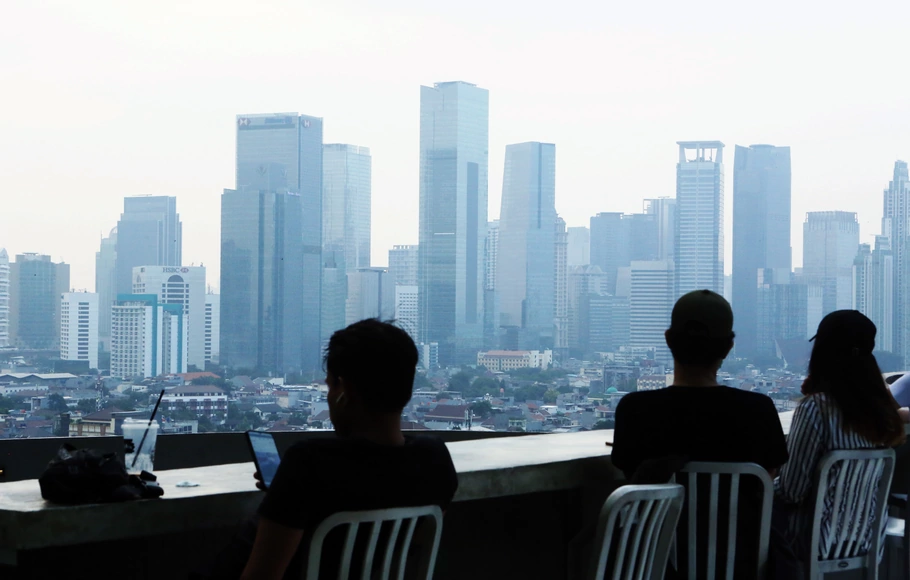 Pengunjung menikmati pemandangan deretan gedung perkantoran di Jakarta.