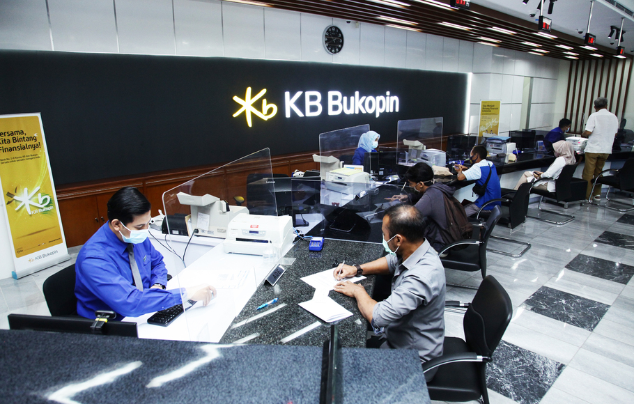 Karyawan Bank KB Bukopin sedang melayani nasabah di Jakarta.