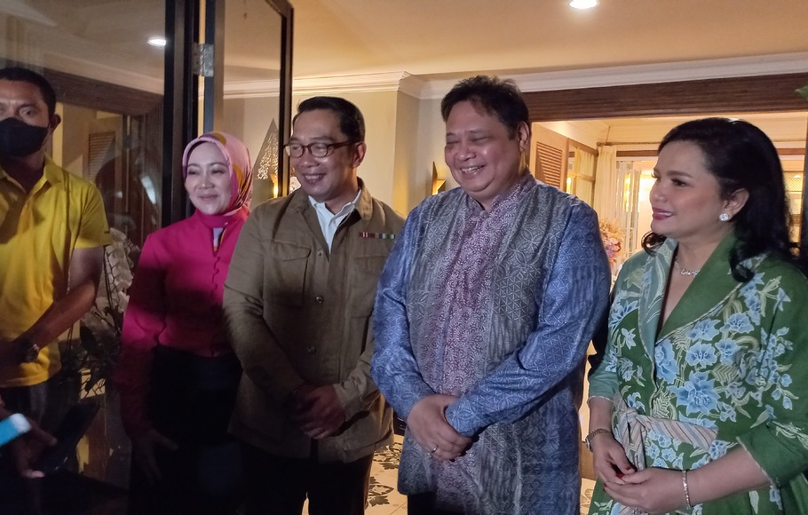 Gubernur Jawa Barat (Jabar) Ridwan Kamil  dan Menko Perekonomian Airlangga Hartarto memberikan keterangan di rumah dinas Airlangga Hartarto, Minggu, 15 Mei 2022 