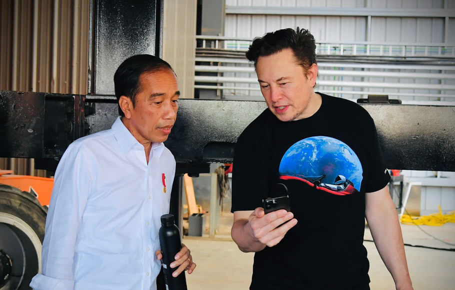Presiden Jokowi bertemu Elon Musk di markas SpaceX di Boca Chica, Amerika Serikat, Sabtu, 14 Mei 2022.