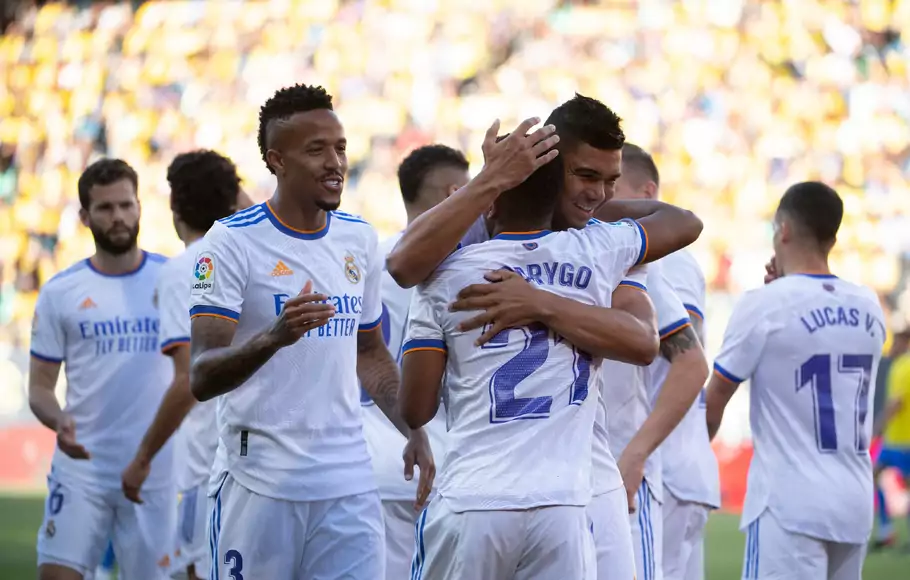 Pemain Real Madrid melakukan selebrasi gol ketika menghadai Cadiz di Nuevo Mirandilla, Senin, 16 Mei 2022.