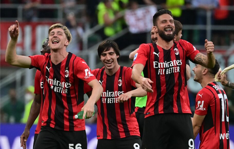 Ekpresi kegembiraan pemain AC Milan, Alexis Saelemaekers, Sandro Tonali, Olivier Giroud dan  Brahim Diaz ketika mengalahkan Atalanta di Liga Italia, Senin, 16 Mei 2022.