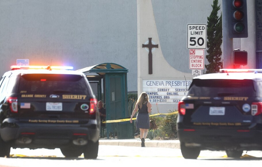 Kendaraan polisi diparkir di dekat lokasi penembakan di Gereja Presbyterian Jenewa pada 15 Mei 2022 di Laguna Woods, California.