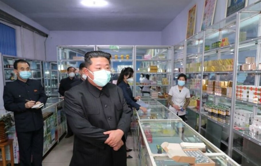 Pemimpin Korea Utara Kim Jong Un mengenakan masker di tengah wabah Covid-19 saat memeriksa apotek di Pyongyang.