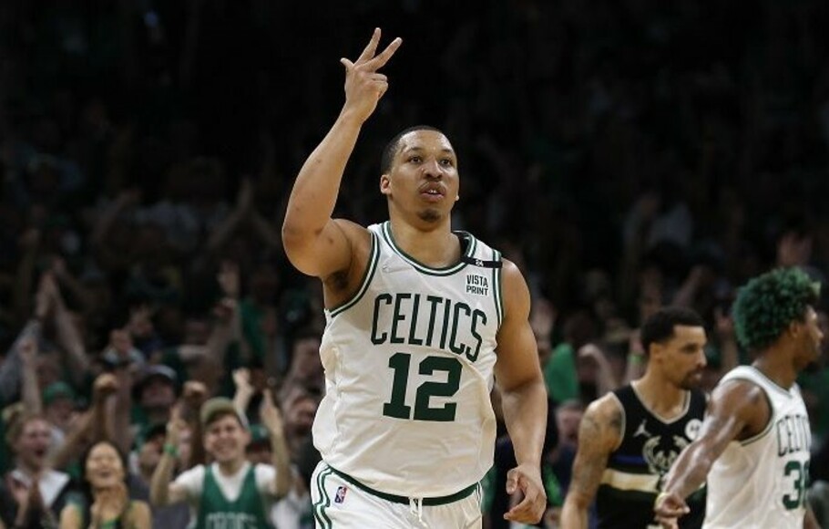 Pebasket Boston Celtics Grant Williams merayakan sukses mencetak tiga poin.