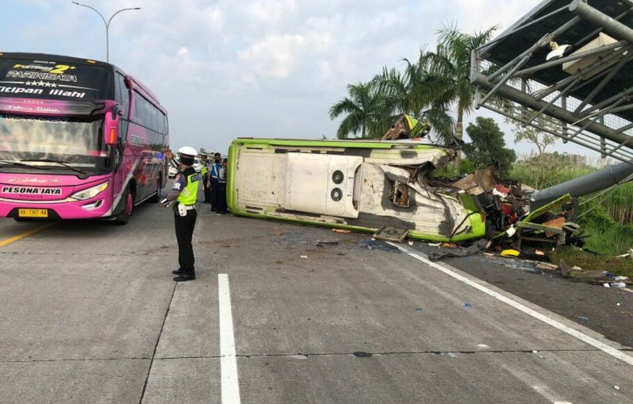 Petugas melakukan evakuasi korban kecelakaan bus di Tol Surabaya-Mojokerto.