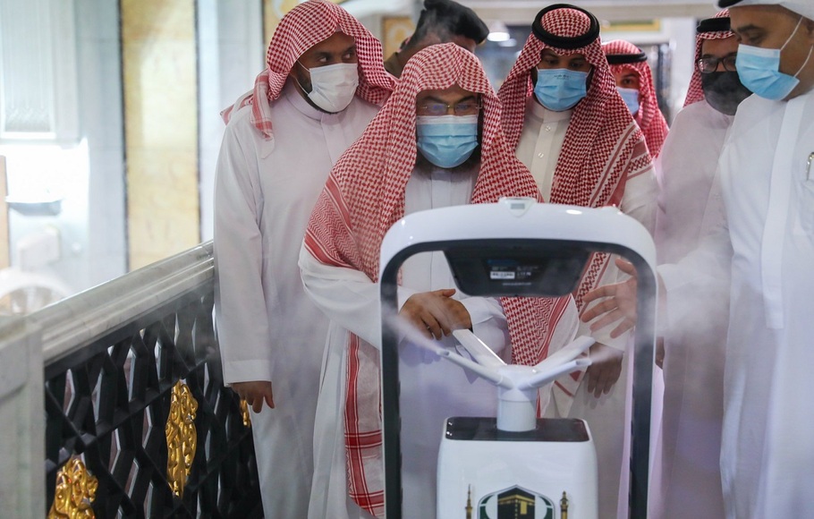 Robot disinfeksi di Masjidil Haram, Mekah.