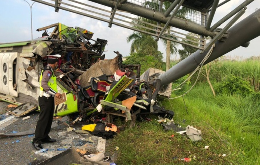 Bangkai bus Ardiansyah bernopol S-7322-UW yang mengalami kecelakaan tunggal di  Jalur A Tol Surabaya-Mojokerto, KM 712.400, Senin, 16 Mei 2022.