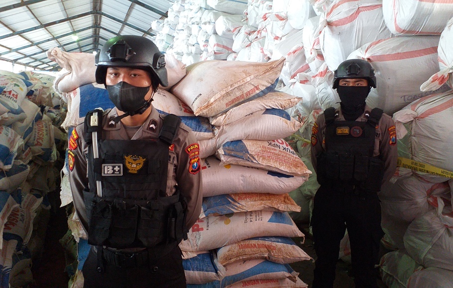 5.589 sak atau 279,45 ton pupuk ilegal bersubsidi yang disita Polda Jatim dari 21 pelaku penyelewengan.