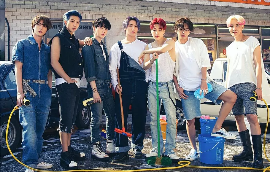 Grup vokal pria asal Korea Selatan, BTS,  berhasil meraih 3 penghargaan di ajang Billboard Music Awards 2022.