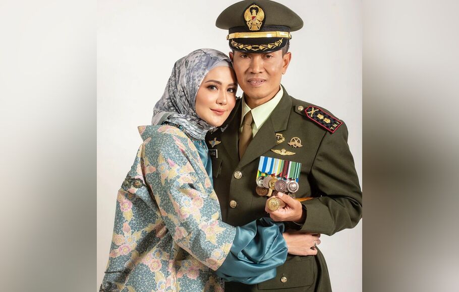 Juliana Moechtar mengumumkan telah bertunangan dan berencana menikah dengan Letkol (inf) Nur Wahyudi.