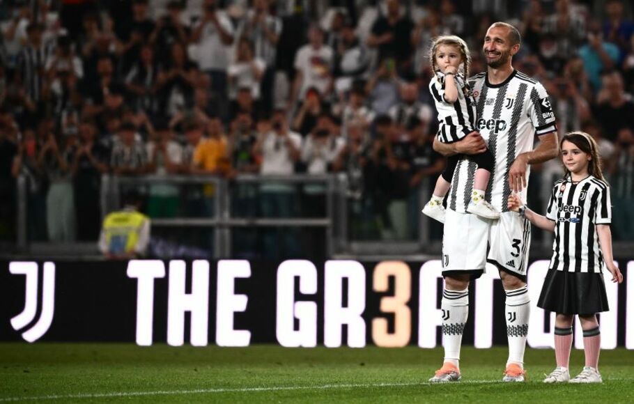 Bek Juventus Giorgio Chiellini bersama anak-anaknya sesuai pertandingan Liga Italia melawan Lazio di Stadion Allianz, Turin, Senin 16 Maret 2022.
