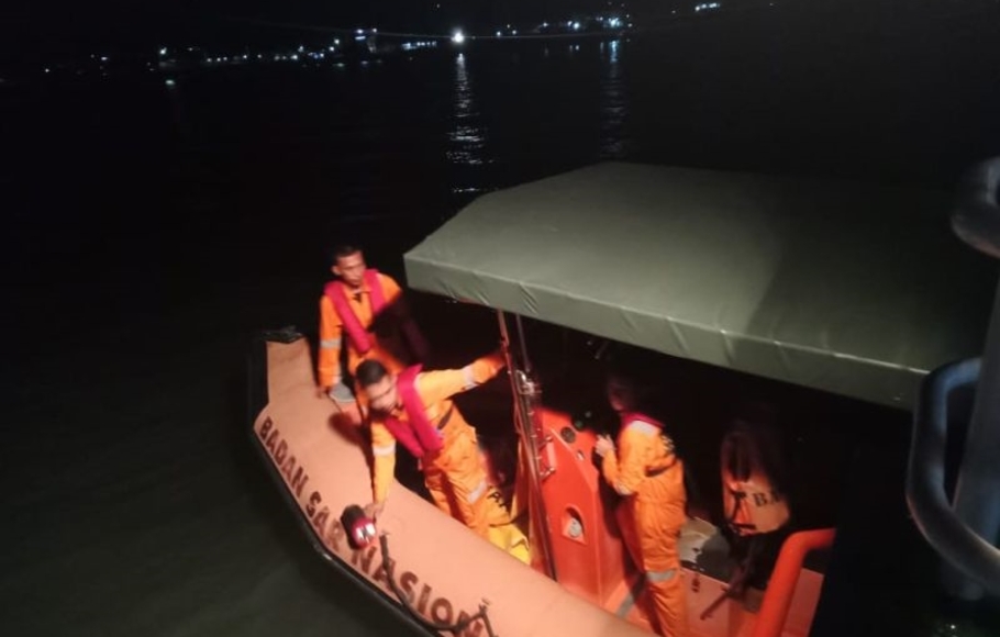 Tim SAR Gabungan Tarakan mencari dua korban tabrakan speed boat di pelabuhan Tengkayu, Tarakan, Kalimantan Utara, Senin 16 Mei 2022.