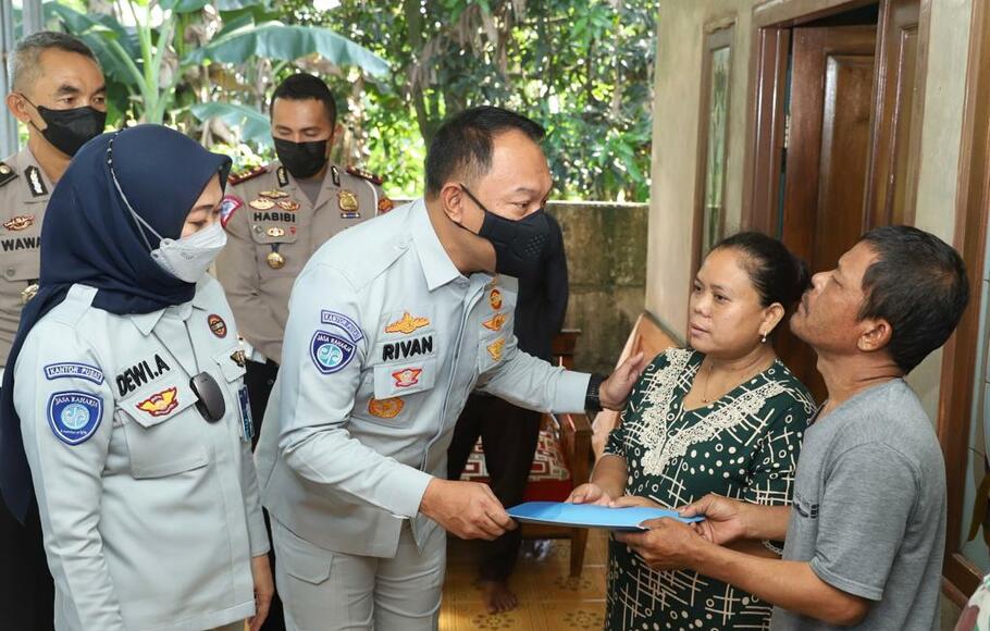 Direktur Utama Jasa Raharja Rivan A. Purwantono memberikan santunan pada korban kecelakaan Karawang. 