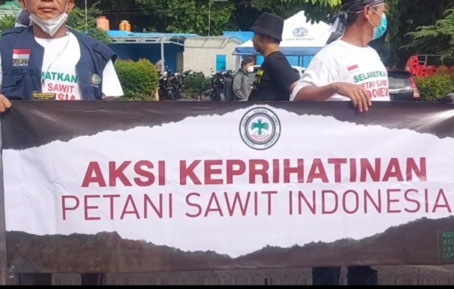 Asosiasi Petani Kelapa Sawit Indonesia menggelar aksi keprihatinan di gedung Kementerian Koordinator Perekonomian, Jalan Lapangan Banteng, Jakarta Pusat Selasa 17 Mei 2022.