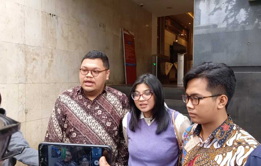 Dea OnlyFans bersama kuasa hukumnya di Polda Metro Jaya, Selasa, 17 Mei 2022