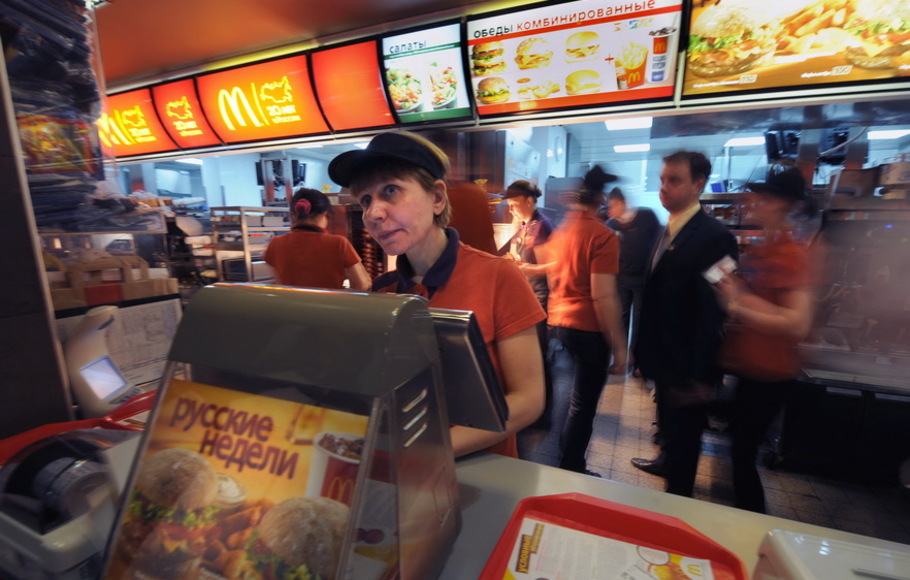 Foto dokumentasi pada 1 Februari 2010, karyawan melayani klien di restoran McDonald's di alun-alun Pushkin di Moskwa, Rusia.