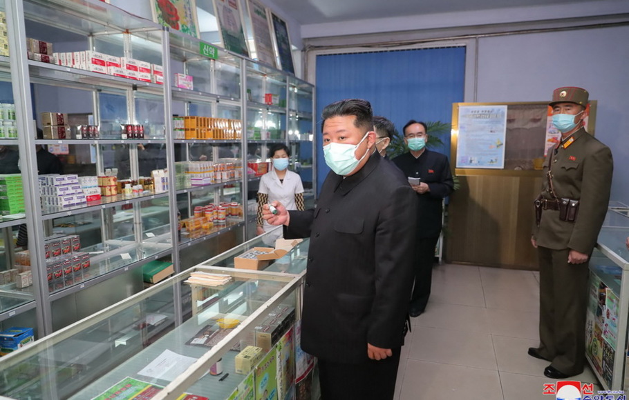 Pemimpin Korea Utara Kim Jong-un (tengah) memeriksa apotek di Pyongyang, Korea Utara pada Minggu 15 Mei 2022.