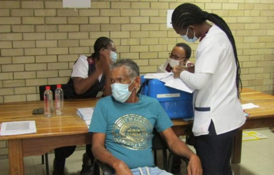 Seorang pria di Namibia menunggu giliran mendapatkan suntikan vaksin Covid-19. 