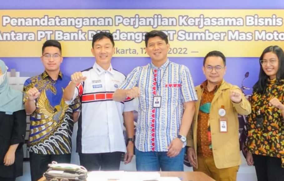 Pemimpin Grup Konsumer PT Bank DKI, Bambang Nurcahyo bersama Direktur Sumber Mas Motor, Ramly Irawan usai melakukan penandatanganan Perjanjian Kerja Sama terkait Pemasaran Produk dan Jasa di Jakarta, Selasa 17 Mei 2022.