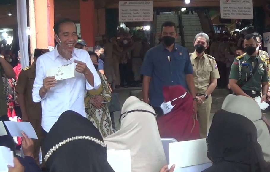 Presiden Jokowi membuka masker kala berkunjung ke Pasar Gunung Batu, Kota Bogor, Selasa 17 Mei 2022.