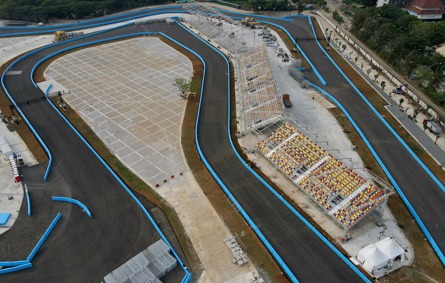 Foto udara suasana penyelesaian pembangunan sirkuit Formula E di kawasan Ancol, Jakarta Utara, Selasa 17 Mei 2022.