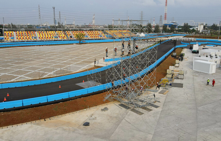 Foto udara suasana penyelesaian pembangunan sirkuit Formula E di kawasan Ancol, Jakarta Utara, Selasa 17 Mei 2022.Pilih