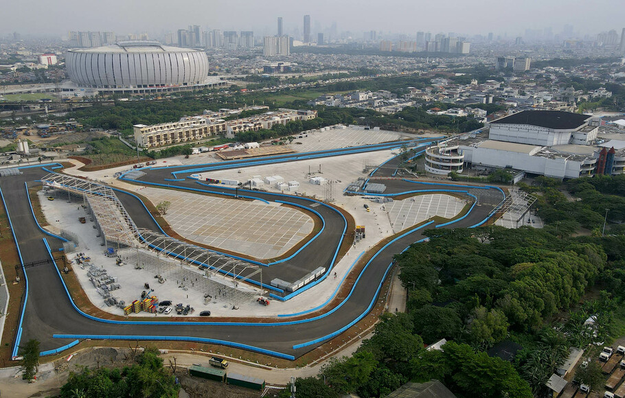 Foto udara suasana penyelesaian pembangunan sirkuit Formula E di kawasan Ancol, Jakarta Utara, Selasa 17 Mei 2022.Pilih