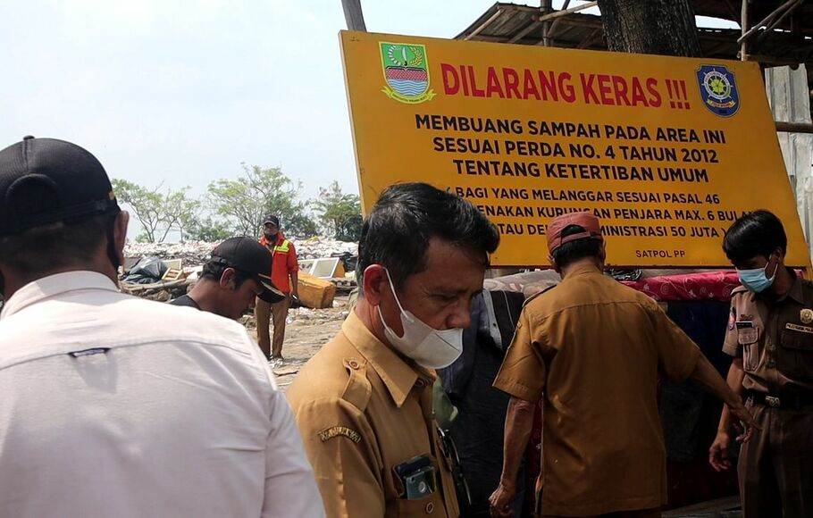 Pemkab Bekasi bersama jajaran Muspika Pebayuran menutup permanen TPS ilegal di Kampung Kobak Rante, Desa Karangreja, Kecamatan Pebayuran pada Selasa, 17 Mei 2022.