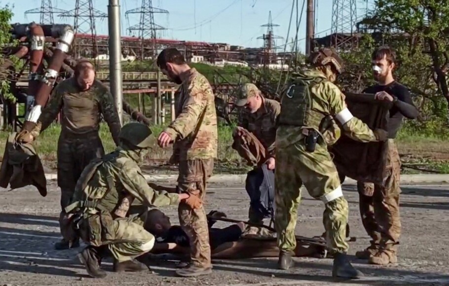 Gambar dari Kementerian Pertahanan Rusia pada 17 Mei 2022, menunjukkan pejuang Ukraina digeledah oleh personel militer pro-Rusia setelah meninggalkan pabrik baja Azovstal yang terkepung di kota pelabuhan Mariupol.