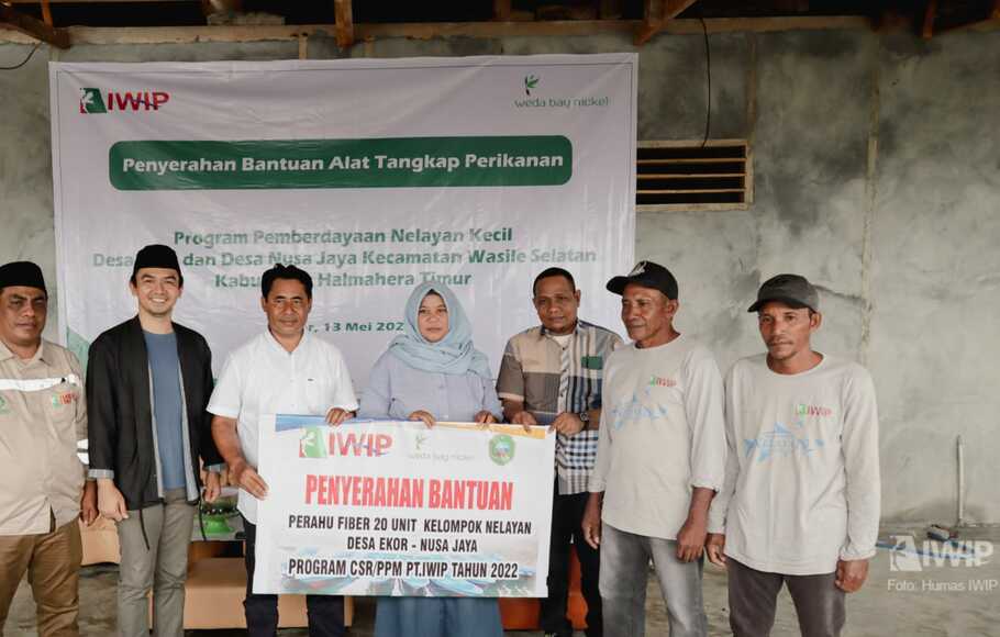PT Indonesia Weda Bay Industrial Park (IWIP) memberikan bantuan alat tangkap perikanan kepada 20 nelayan di Desa Ekor dan Nusa Jaya, Kecamatan Wasile Selatan, Halmahera Timur pada 13 Mei 2022 dihadiri langsung oleh Bupati Halmahera Timur, Ubaid Yakub dan para tokoh masyarakat kedua desa.