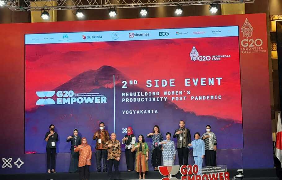 Menteri Koperasi dan UKM Teten Masduki (depan dua kiri), Menteri Pemberdayaan Perempuan dan Perlindungan Anak Bintang Puspayoga (depan kiri tiga) beserta sejumlah peserta saat pembukaan Plenary Meeting Kedua G20 Empower di Yogyakarta, Rabu 18 Mei 2022.
