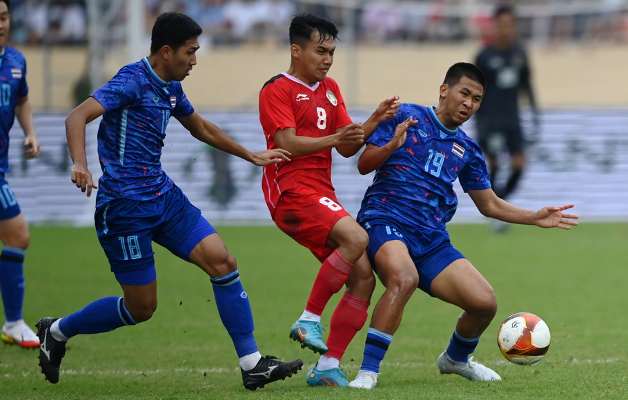 Pemain Timnas Indonesia Witan Sulaeman (tengah) berebut bola dengan pemain Timnas Thailand Chayapipat Supanpasuch (kanan) dalam pertandingan semifinal sepak bola SEA Games 2021 Vietnam di Stadion Thien Truong, Nam Dinh, Vietnam, Kamis, 19 Mei 2022.