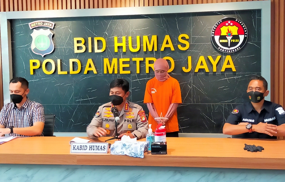 Polda Metro Jaya menghadirkan tersangka kasus pembunuhan berencana di Jatisampurna, Bekasi, dalam jumpa pers di Mapolda Metro Jaya, Jakarta, Kamis 19 Mei 2022.