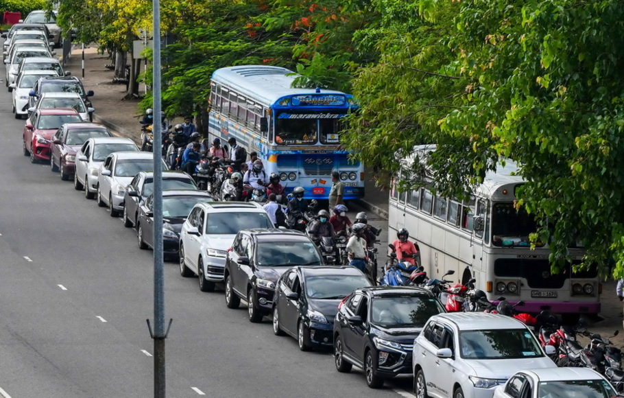 Para pengemudi mengantre di sepanjang jalan untuk membeli bahan bakar di stasiun bahan bakar perusahaan minyak Ceylon di Kolombo, Sri Lanka pada Rabu 18 Mei 2022. 