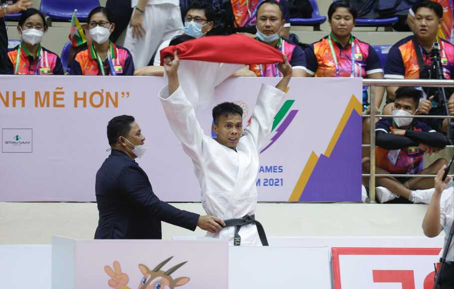 Pejudo senior tim Indonesia, Ikhsan Apriyadi meraih emas SEA Games 2021 setelah mengalahkan pejudo Filipina, Keisie Nakano dalam pertandingan final kelas 73kg putra di Hoai Duc Stadium, Hoai Duc, Vietnam, Kamis, 19 Mei 2022.