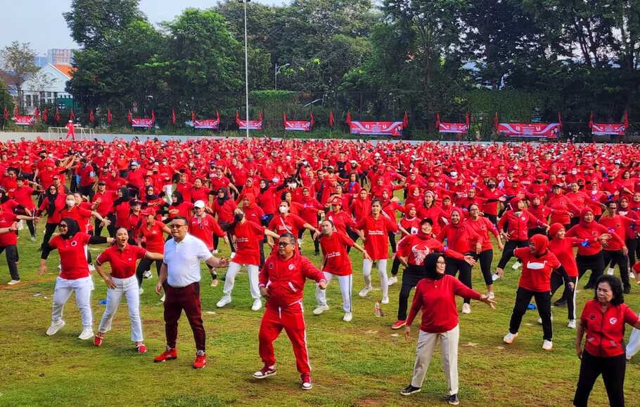 Sekjen PDIP Hasto Kristiyanto dan para kader PDIP menggelar senam Sicita merayakan Hari Kebangkitan Nasional di Lapangan Banteng, Jumat, 20 Mei 2022.