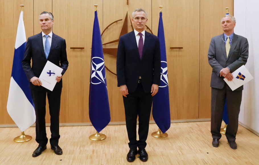 (dari kiri) Duta Besar Finlandia untuk NATO Klaus Korhonen, Sekretaris Jenderal NATO Jens Stoltenberg dan Duta Besar Swedia untuk NATO Axel Wernhoff berpose selama upacara untuk menandai aplikasi Swedia dan Finlandia untuk keanggotaan di Brussels, pada Rabu 18 Mei 2022. 