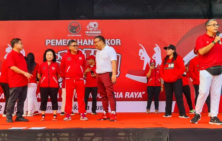 Sekjen PDIP Hasto Kristiyanto (ketiga kiri) bersama para pengurus dan kader PDIP gelar Senam Indonesia Cinta Tanah Air (Sicita) Tahun 2022 di Lapangan Banteng, Jakarta Pusat, Jumat, 20 Mei 2022