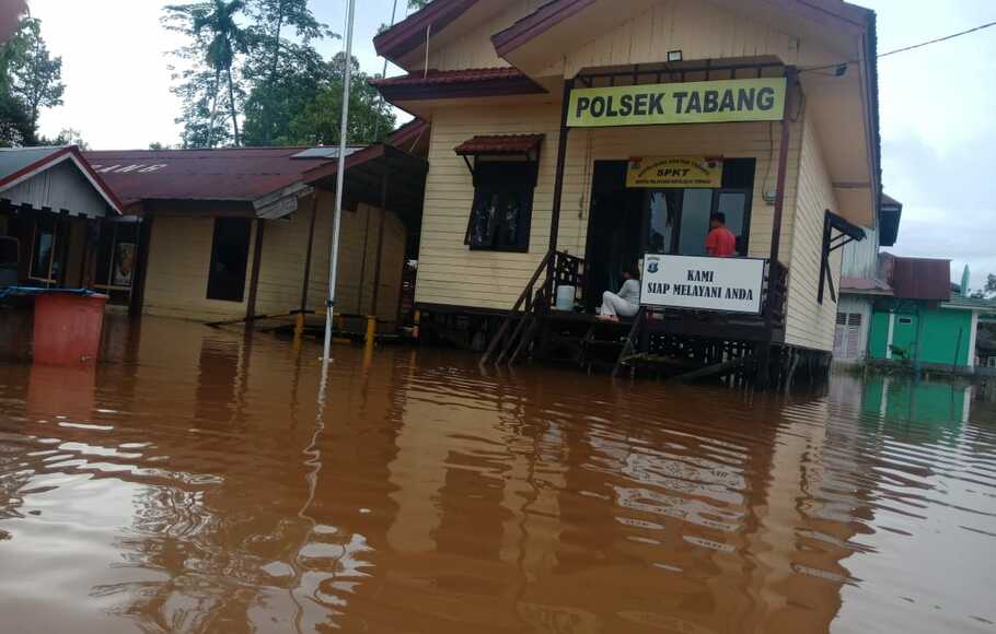 Polsek Tabang Kabupaten Kutai Kartanegara ikut terendam banjir yang melanda wilayah tersebut, Jumat, 20 Mei 2022.