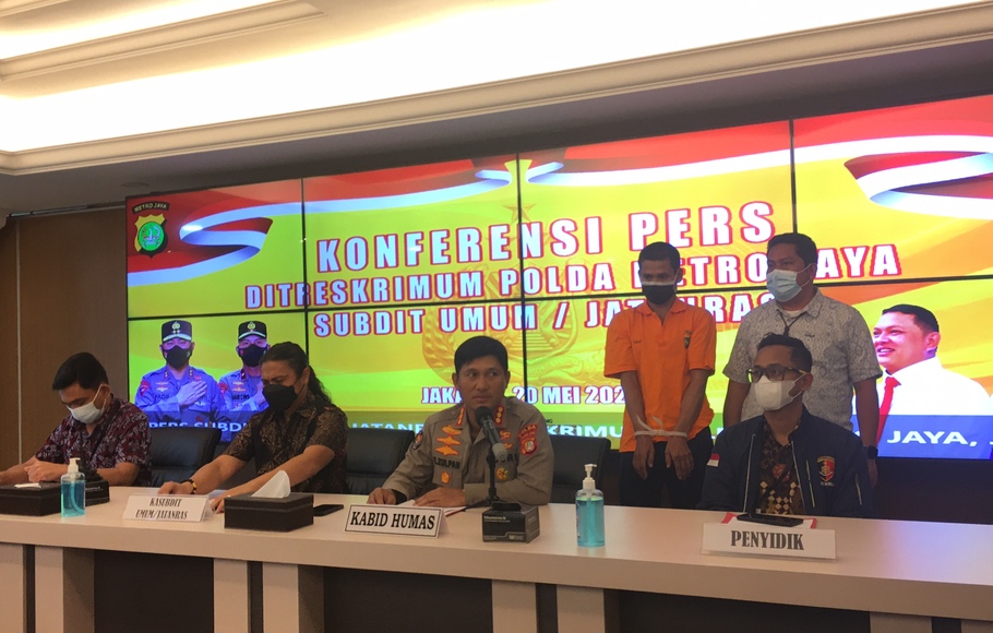 Polda Metro Jaya menyampaikan kasus pembunuhan pria bertato ikan mas di Bekasi dengan tersangka AM (50), Jumat, 20 Mei 2022. 