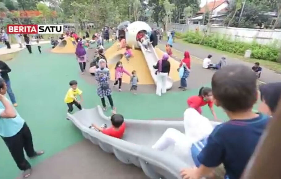 Warga sedang menikmati permainan di Tebet Eco Park, merupakan ruang terbuka hijau yang luas di tengah di Jakarta