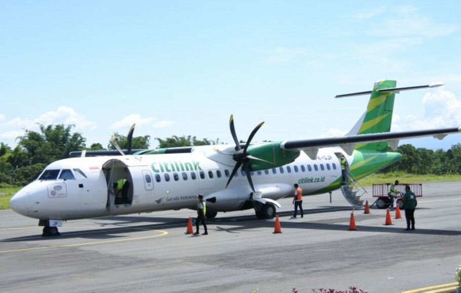 Pesawat mendarat di Bandara Udara So'a, Bajawa, Provinsi Nusa Tenggara Timur.