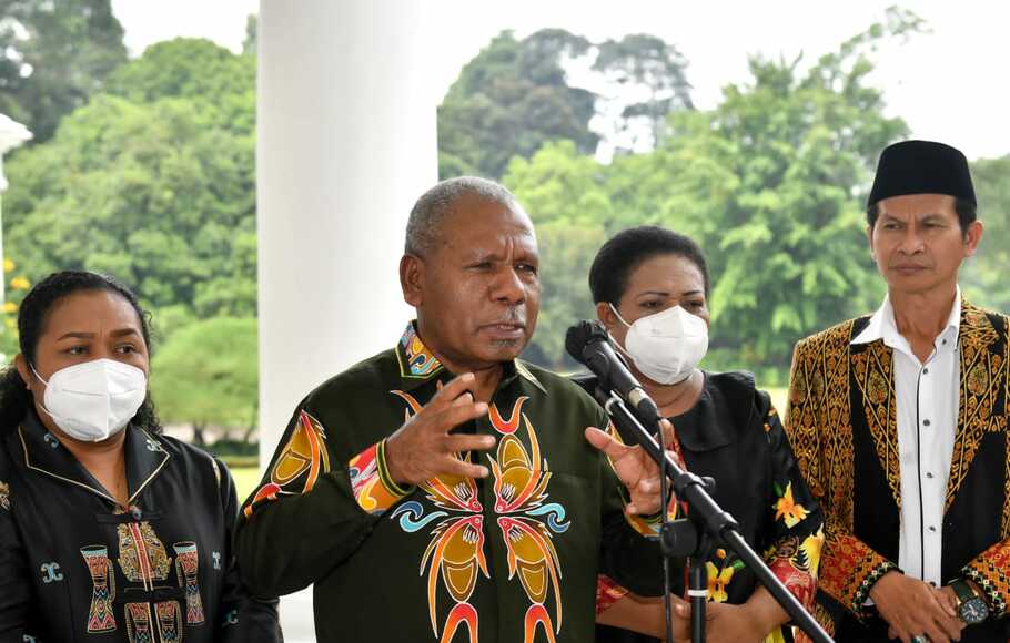 Bupati Jayapura, Mathius Awoitauw mewakili Majelis Rakyat Papua (MRP) dan Majelis Rakyat Papua Barat saat bertemu dan beraudiensi dengan Presiden Jokowi di Istana Kepresidenan Bogor, Jawa Barat, Jumat, 20 Mei 2022.