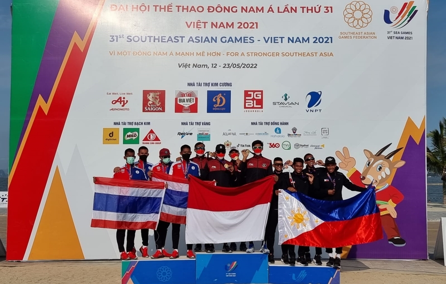Tim voli pantai putra Indonesia merebut medali emas SEA Games 2021.