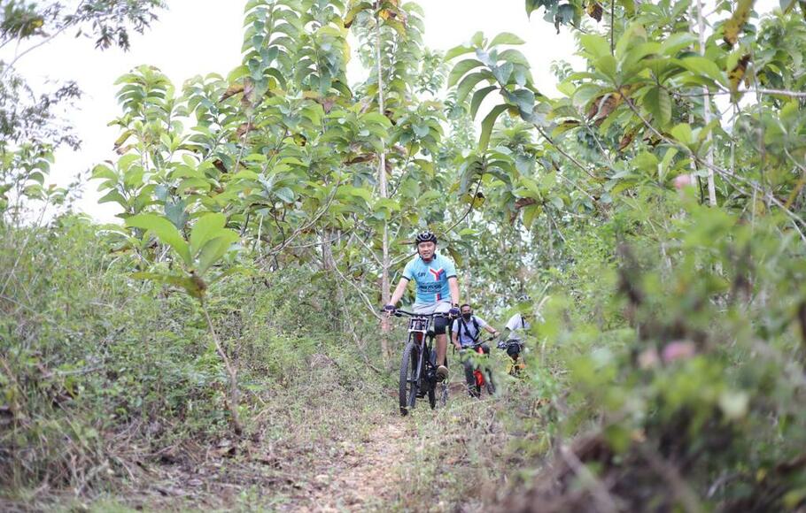 Ketua Fraksi Partai Demokrat DPR Edhie Baskoro Yudhoyono alias Ibas menjajal sepeda downhill di Lodenok Bikepark, Desa Dadapan, Pacitan.