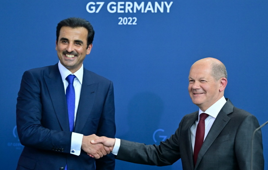 Emir Qatar Sheikh Tamim bin Hamad Al Thani (kiri) dan Kanselir Jerman Olaf Scholz (kanan) berjabat tangan pada akhir konferensi pers bersama di Berlin, pada Jumat 20 Mei 2022. 