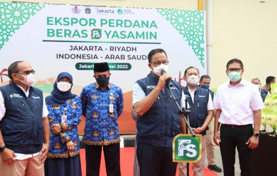 Gubernur DKI Jakarta Anies Baswedan melepas ekspor perdana 19 ton beras FS Yasamin ke Riyadh, Arab Saudi, dari Gudang PT Food Station Tjipinang Jaya, Jumat 20 Mei 2022.