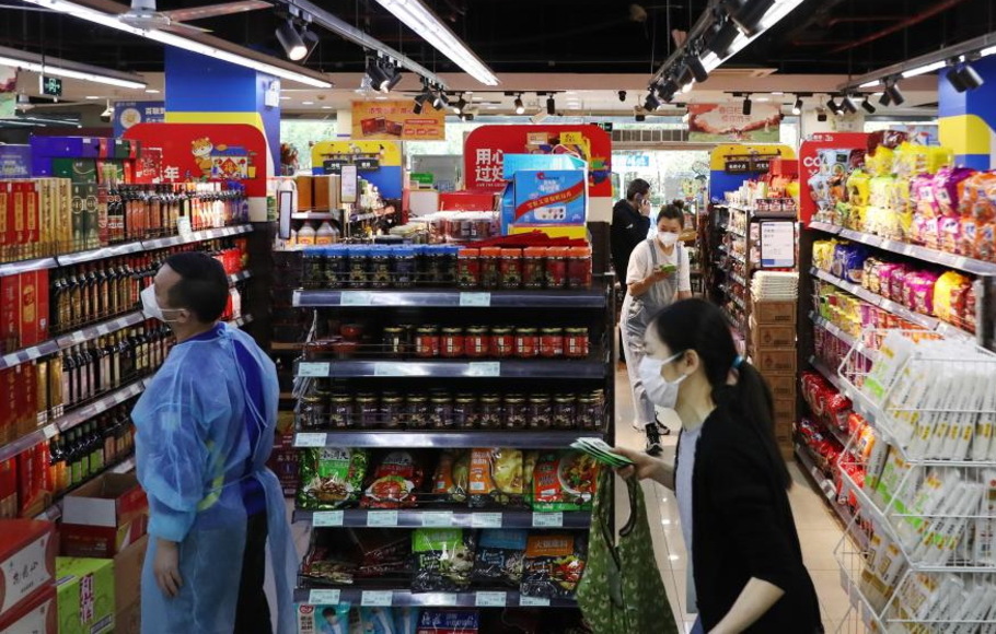 Warga berbelanja di supermarket di Distrik Jing'an Shanghai, Tiongkok timur, Selasa 17 Mei 2022. Shanghai telah memutuskan transmisi komunitas Covid-19 di semua 16 distriknya.