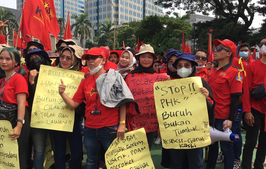 Massa buruh unjuk rasa di Kawasan Patung Kuda, Jakarta Pusat, Sabtu 21 Mei 2022.